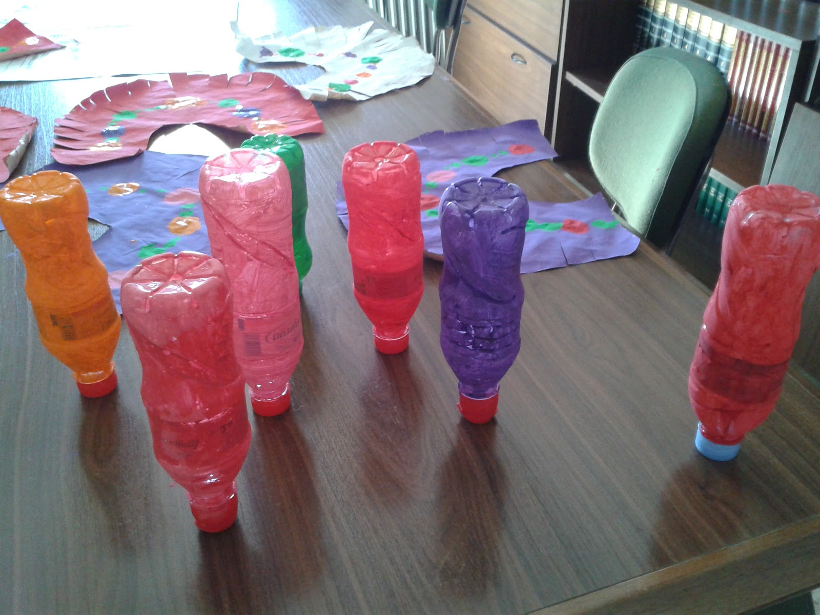 camisitaycanesú decorando botellas para hacer maracas