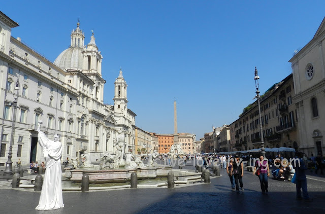 We are in the Piazza Navona where many artists meet 