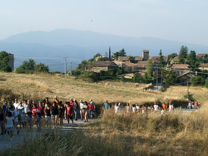 El poble de Tavertet i al seu darrere les Guilleries, des de la Costes d'en Saule El poble de Tavertet i al seu darrere les Guilleries, des de la Costes d'en Saule