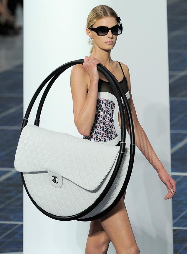 Stylefluid Trendz: Giant Chanel beach bag in hula hoops (Spring Summer 2013)