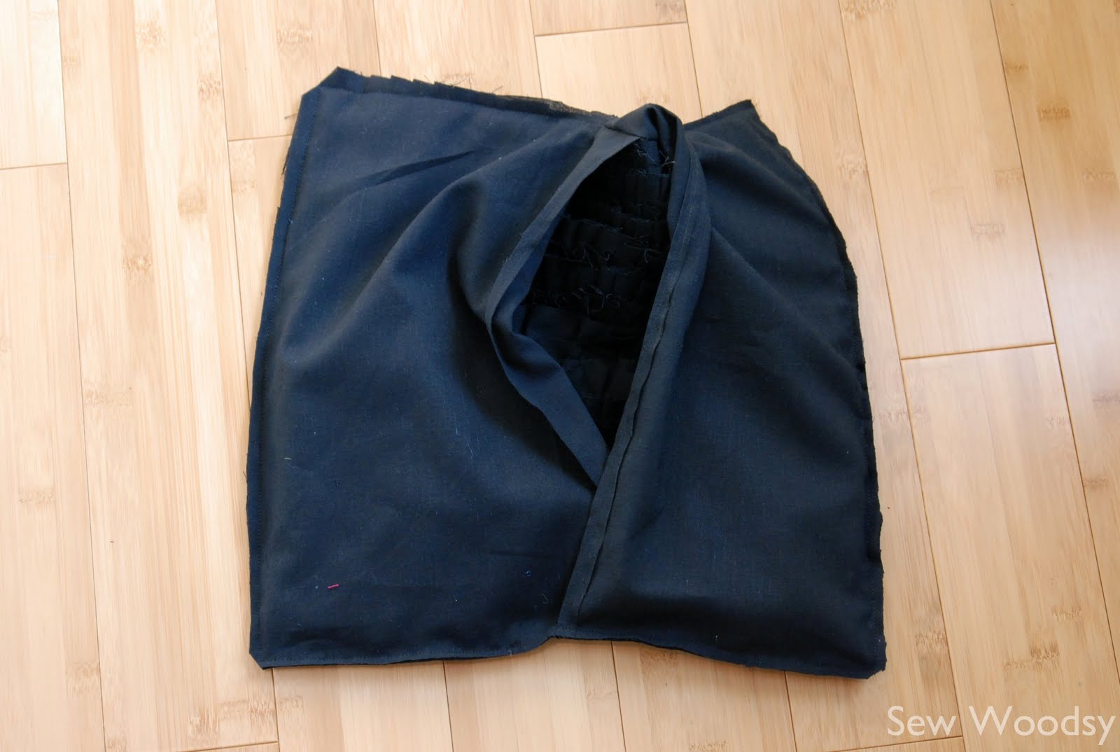 Double Ruffle Pillow {Tutorial} Sew Woodsy