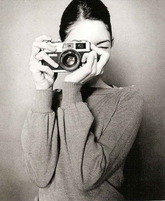 30 Amazing Vintage Photos of Celebrities Posing With Their Cameras