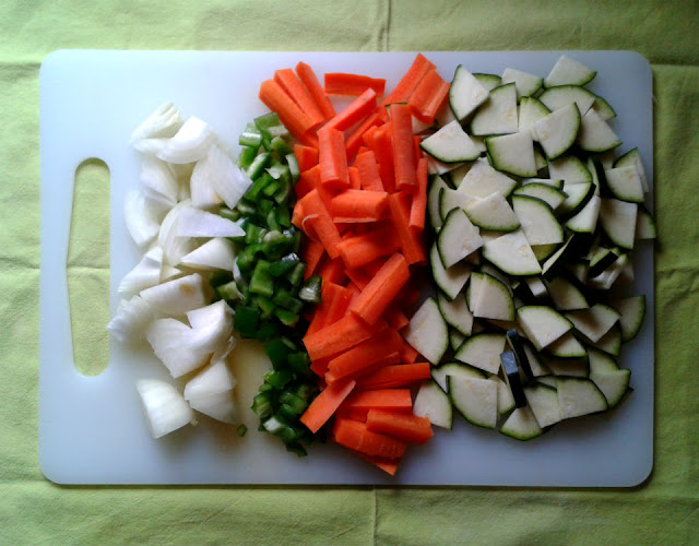 Preparamos las verduras en trozos finos