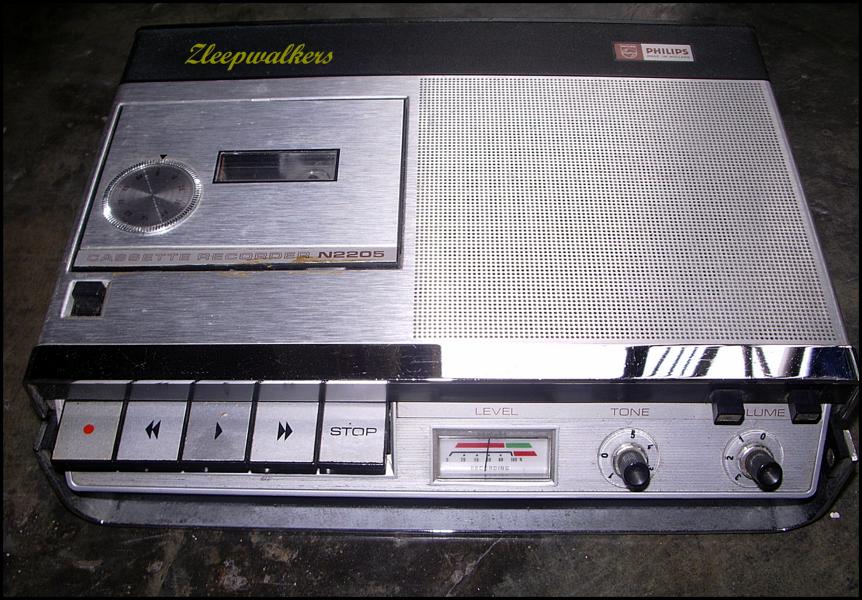 Zleepwalkers PHILIPS N2205 Portable tape recorder