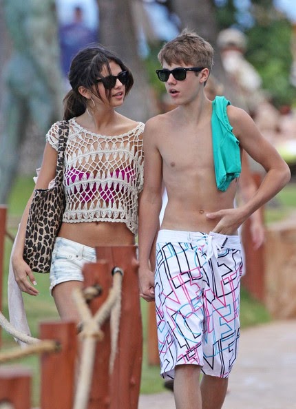 justin bieber and selena gomez kissing at the beach. Selena Gomez and Justin