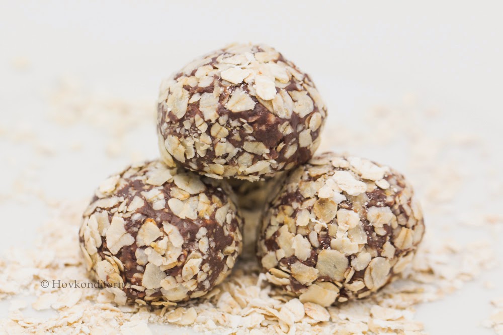 Oat Almond Chocolate Bliss Balls