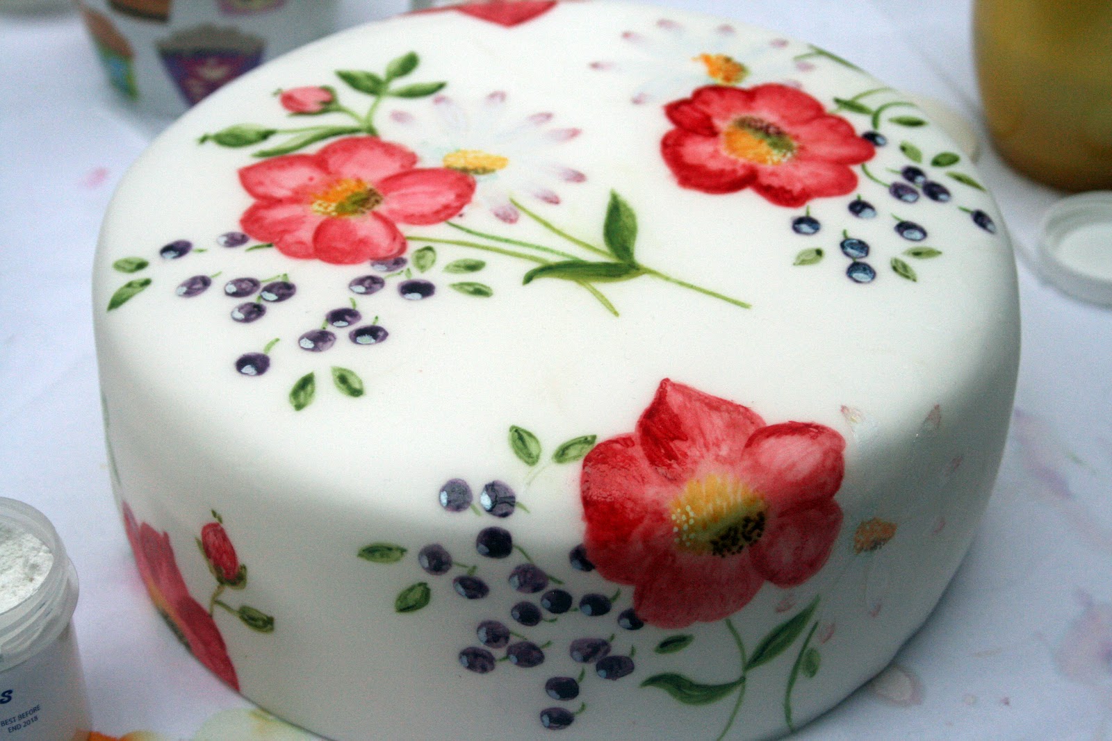 lauralovescakes... How about Painting on your Cakes...