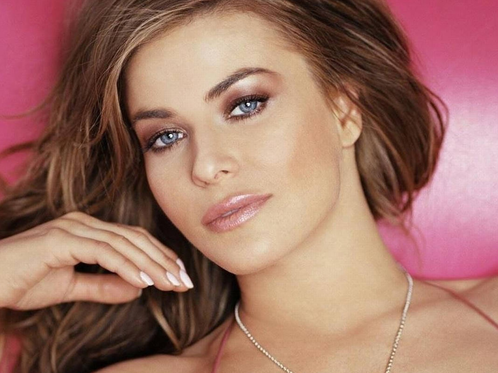 http://1.bp.blogspot.com/-kwIXJ6aO9xs/Tlw-OdDZLpI/AAAAAAAAVpk/NYASY1NOqSM/s1600/Carmen%2BElectra%2Blooks%2Bgorgeous%2Bin%2Bher%2Bmeet%2Bthe%2Bspartans%2Bmovie%2Band%2Bin%2BFeathered%2Bdress13.jpg