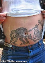 tatuaje de mono picandole el ano a otro