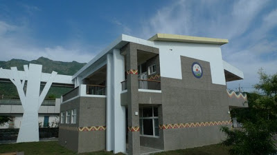 利用建築中間的廊道加速風的流動，也利用這些加寬的空間作為學生風雨時的活動場域。