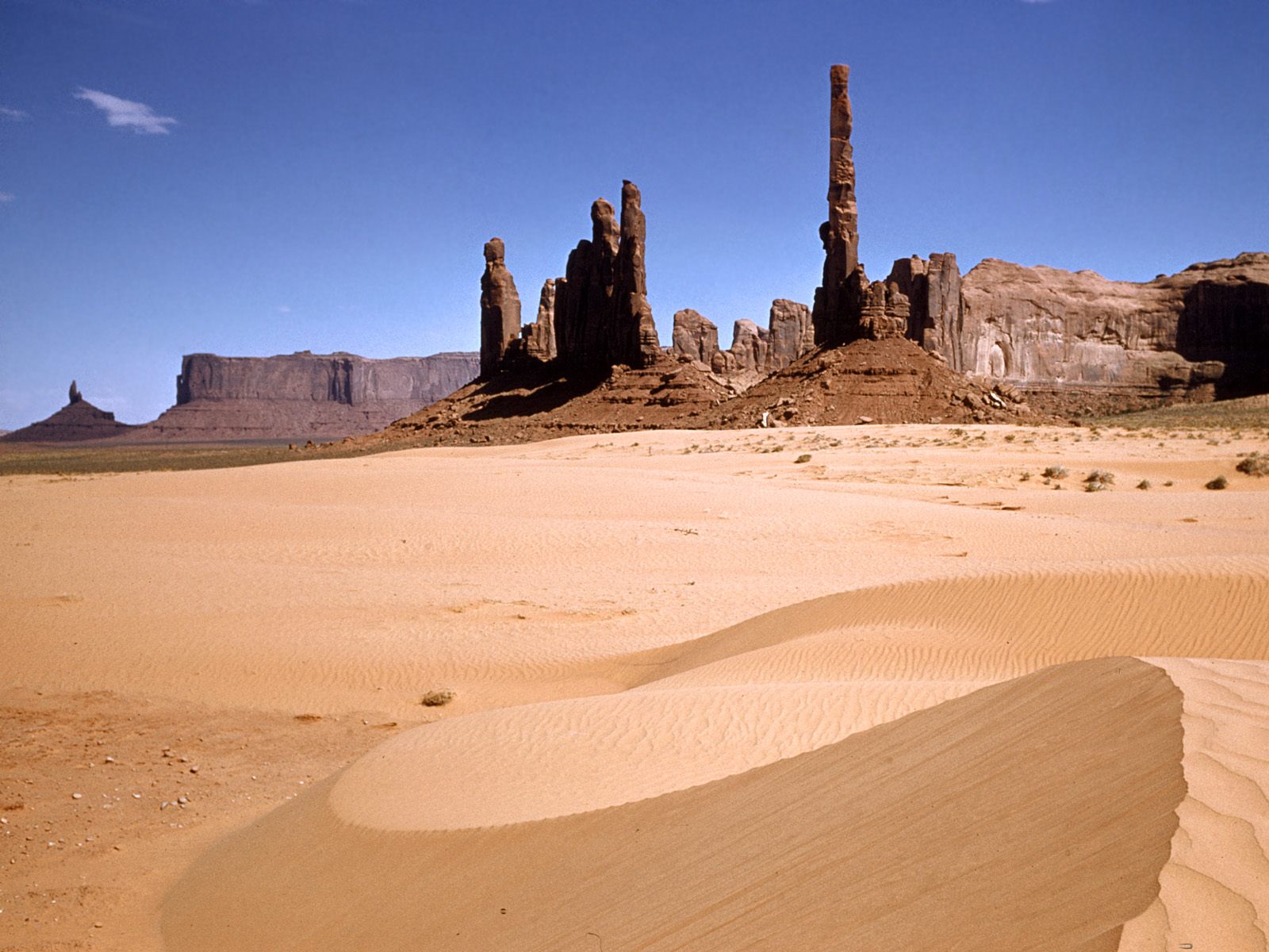 http://1.bp.blogspot.com/-l00rBkOub8k/TdiM5GsSogI/AAAAAAAADGs/0mWWm5-Lg_0/s1600/Monuments%252C+Desert+Southwest+-+1600x1200+-+ID+2517+-+PREMIUM.jpg