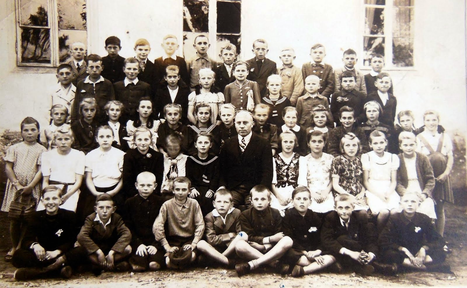 Klasa V szkoły podst.nr.2-1944r. (2 rząd od góry z prawej,2-Stanisław Pająk)