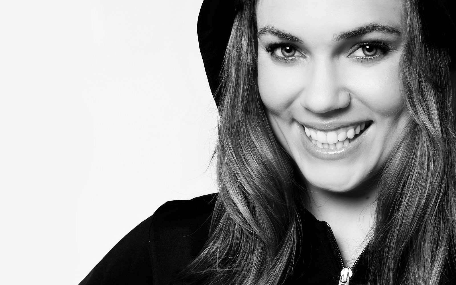 http://1.bp.blogspot.com/-l2YDfMtegho/T-4llhaOl9I/AAAAAAAAAf8/a9ioNvrneJk/s1600/Natalie%20Coughlin%20Black%20and%20White%20Wallpaper.jpg