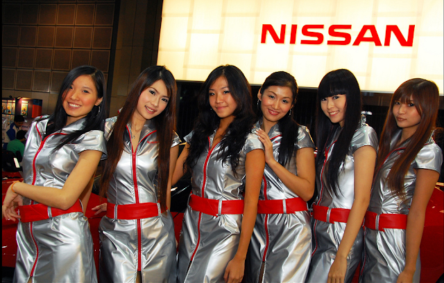 nissan+show+girls+1.PNG