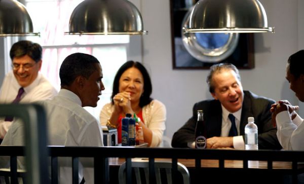 obama ngantri di restoran