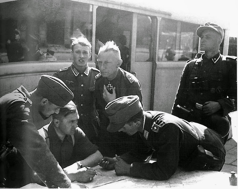 SS - Gruppenführer Heinz  Reinefarth (Mitte)  bei einer  Lagerbesprechung im  Stadtteil  Wola