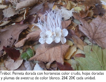 Peineta de hortensias, hojas doradas y plumas de avestruz blancas