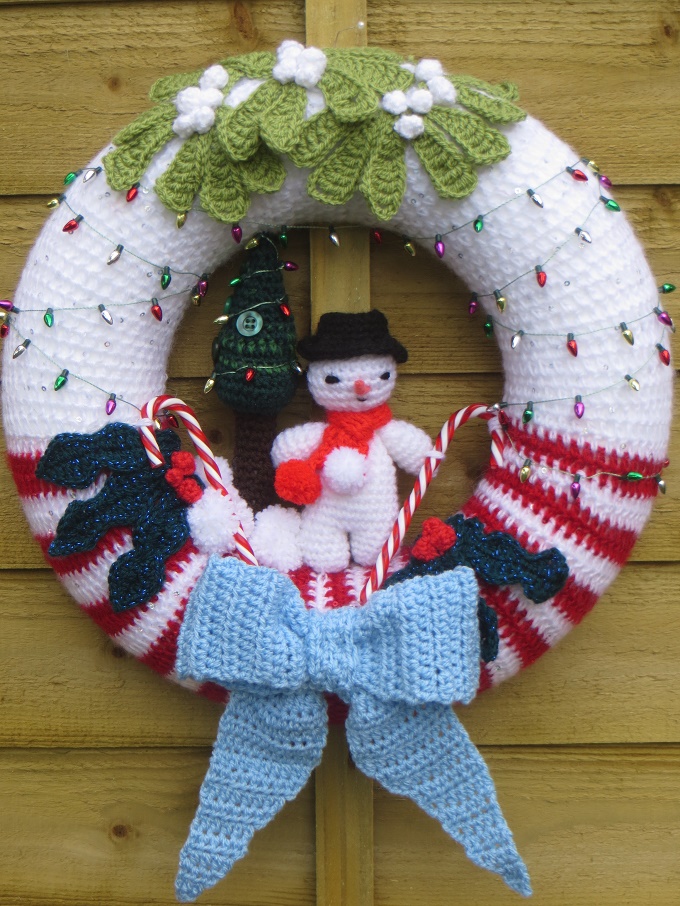 Crochet Christmas Wreath Snowmen & Mistletoe ⋆ Lazy Daisy Jones