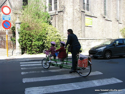 mama cu fetite pe bicicleta