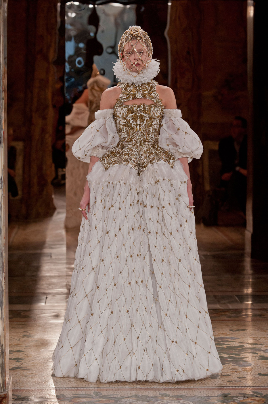 Fashion Show Alexander McQueen Fall/Winter 2013/14