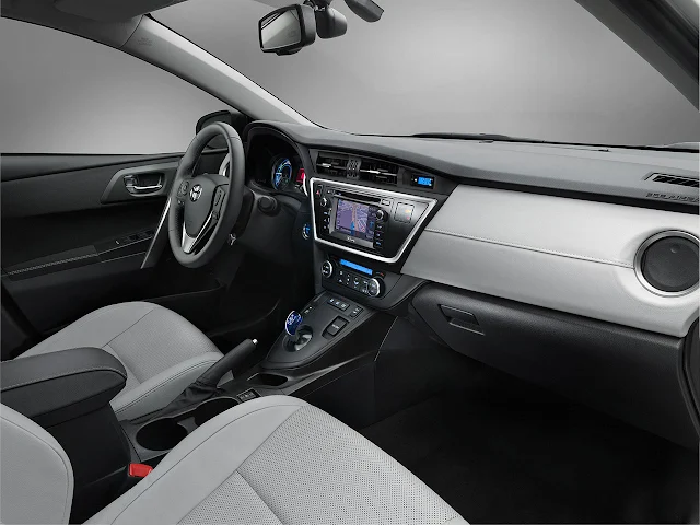 Toyota Auris Hibrid interior