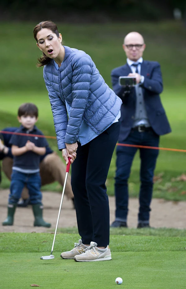 Hier, la Princesse Mary s'est rendue au Asserbo Golf Club pour remettre un prix à un golfeur junior avec qui elle a joué. 