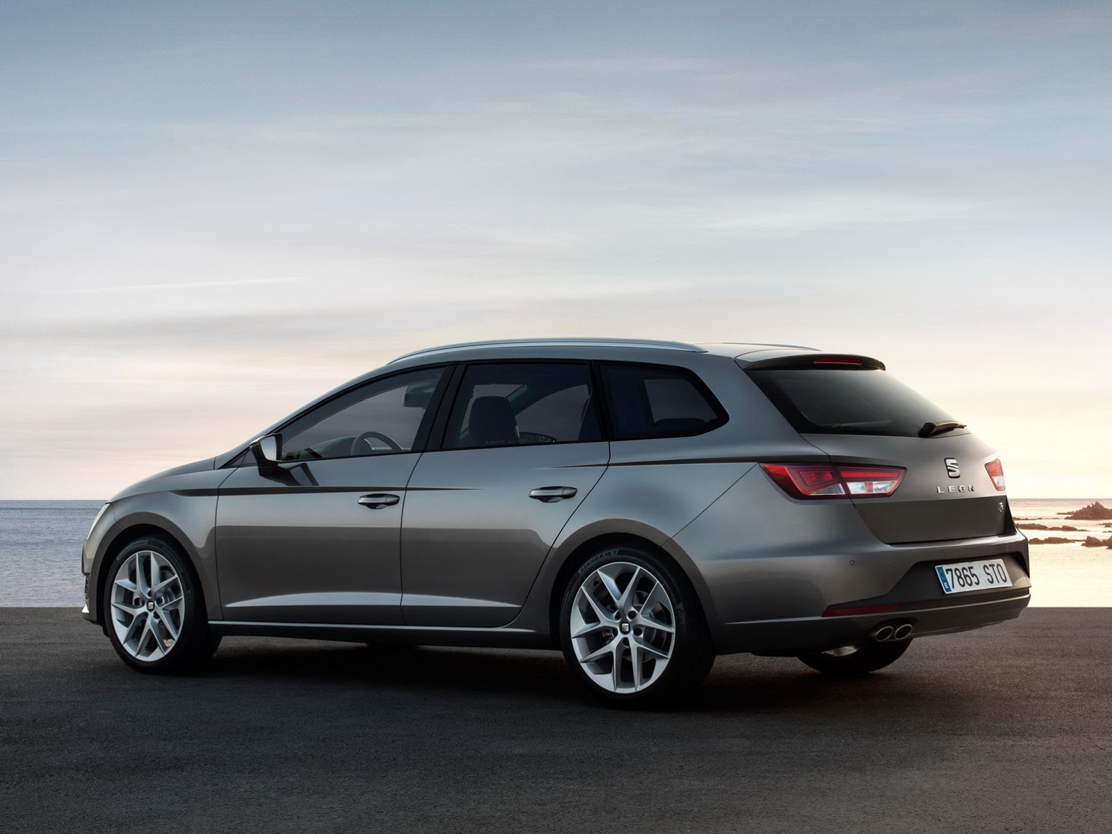 FIRST OFFICIAL PHOTOS OF NEW SEAT LEON ST COMPACT ESTATE