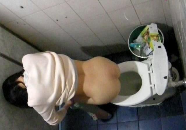 Teen toilet voyeur