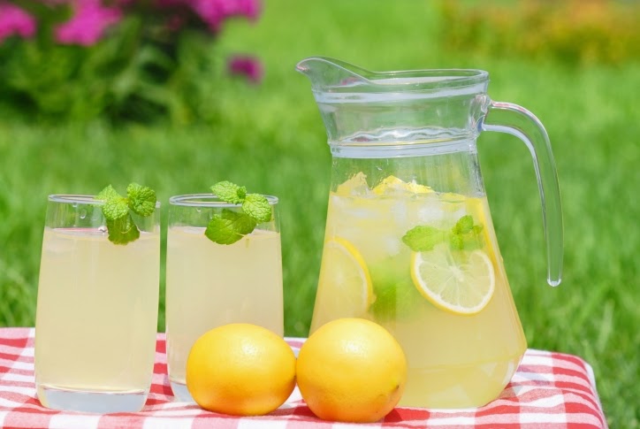 stikline vandens su citrina