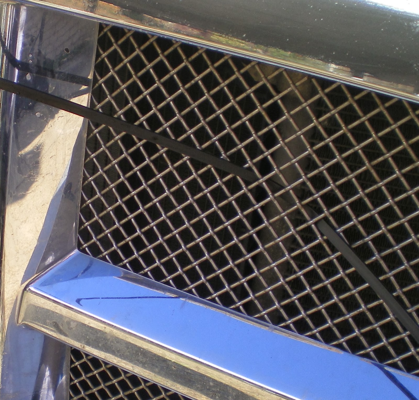 L7 QUILTS How to attach a wreath to your car.