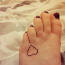 Ideias de tatuagem de coração no pé feminino