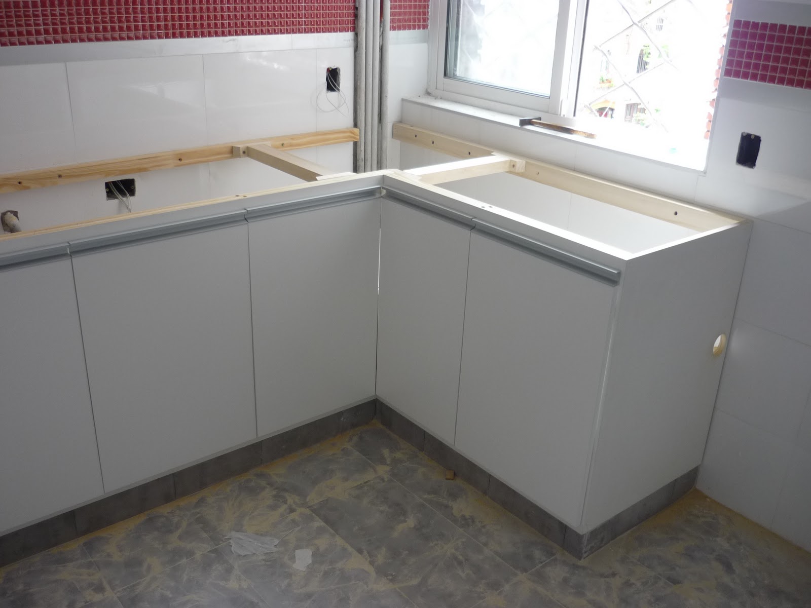Guerra Carpinteria y DIseño: Cocina Blanca y aluminio Perfil tirador en C