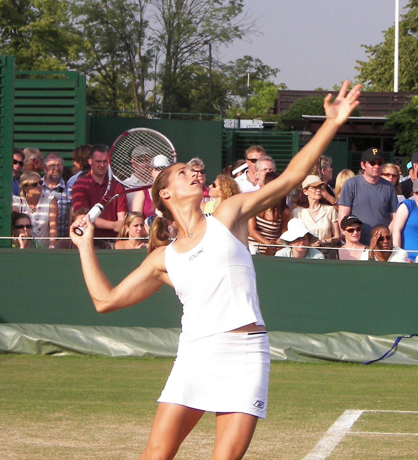 http://1.bp.blogspot.com/-lIv_vrKNyP8/Tkve-ER_C9I/AAAAAAAABrQ/_sZ4E4Q6J_Q/s1600/AmelieMauresmoWimbledon2006.jpg