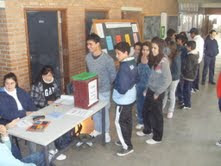 VOTANDO EL NOMBRE PARA NUESTRO LICEO . 5 JULIO 2012