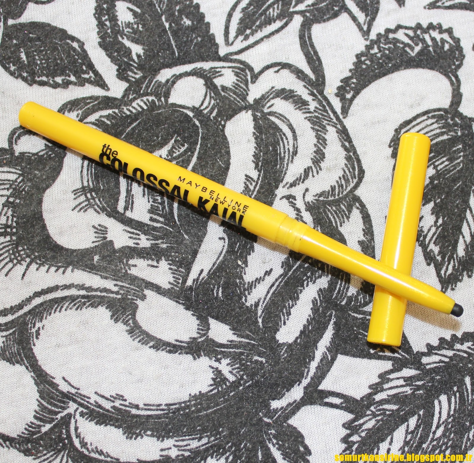 Somurtkan Sirine Dikkat Akmayan Goz Kalemi Bulundu Maybelline The Colossal Kajal Goz Kalemi