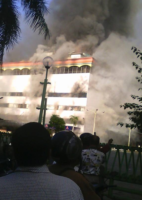 INI FOTO - FOTO Dan Video Medan Plaza Terbakar,Damkar Medan Kemana ? INI FOTO - FOTO Dan Video Medan Plaza Terbakar,Damkar Medan Kemana ?