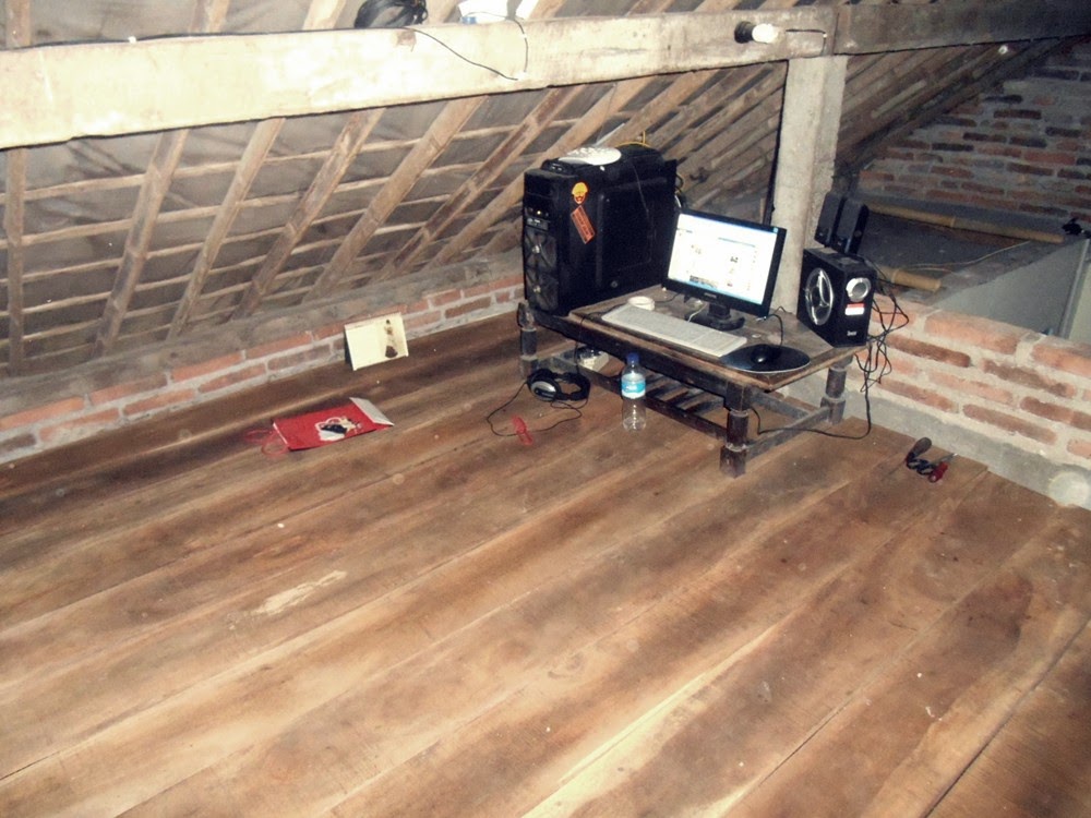 Kamar Loteng di Bawah Genteng