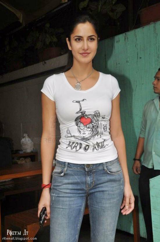 RiTeMaiL: Katrina Kaif looked stunning in T-shirt jean