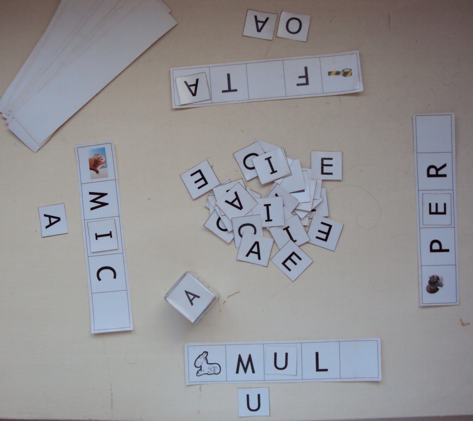 Jogos para alfabetização: Palavras Cortadas - Letras