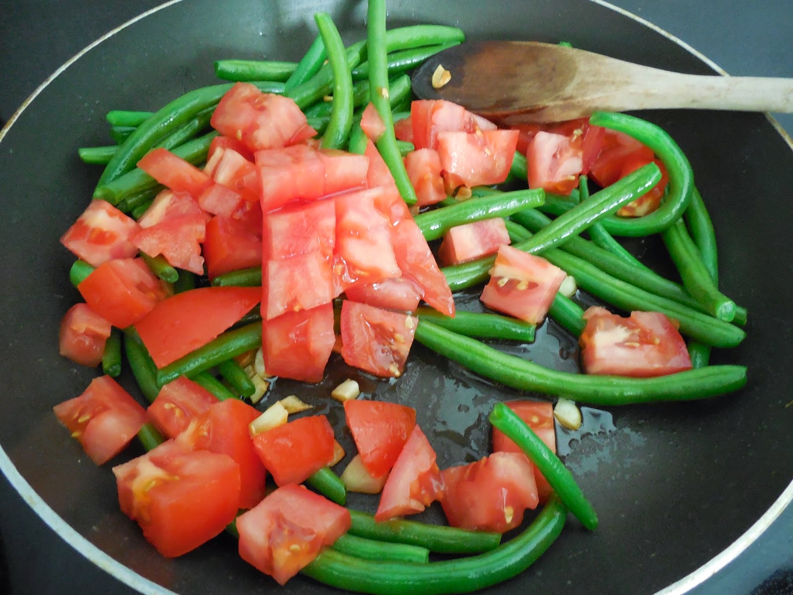 Two Kid Kitchen green beans and tomatoes