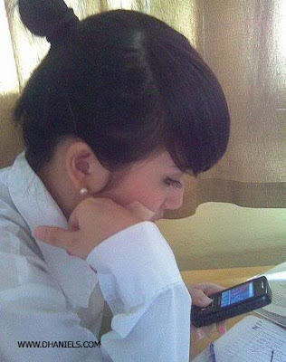Nih Cewek Kirain Lagi SMS san Tahunya Nih Cewek Kirain Lagi SMS san Tahunya