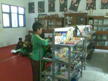 KEGIATAN SISWA DI PERPUSTAKAAN