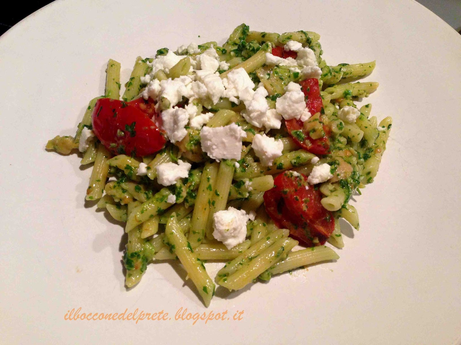 il boccone del prete Pasta fredda pesto di rucola salmone feta e