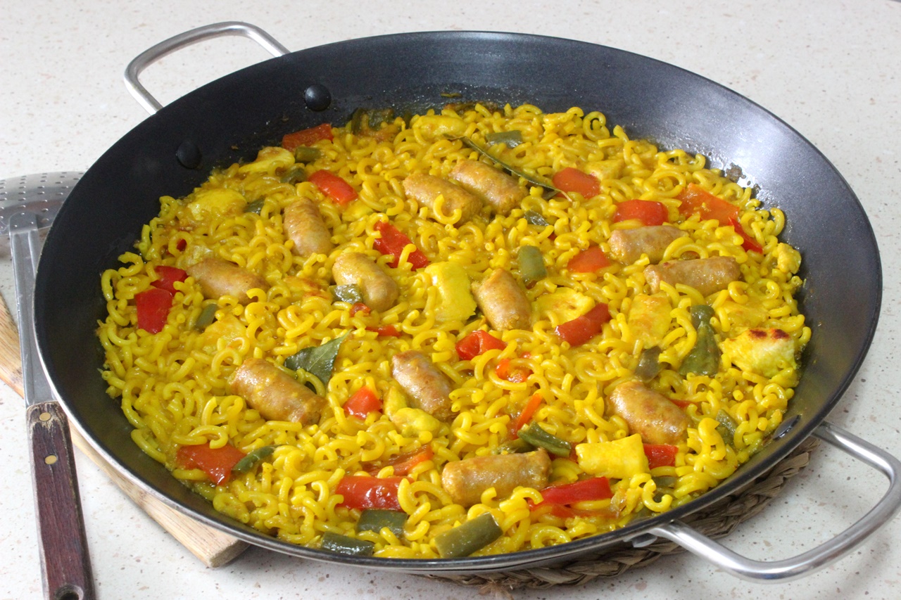 JULIA Y SUS RECETAS Fideua de pollo y salchichas