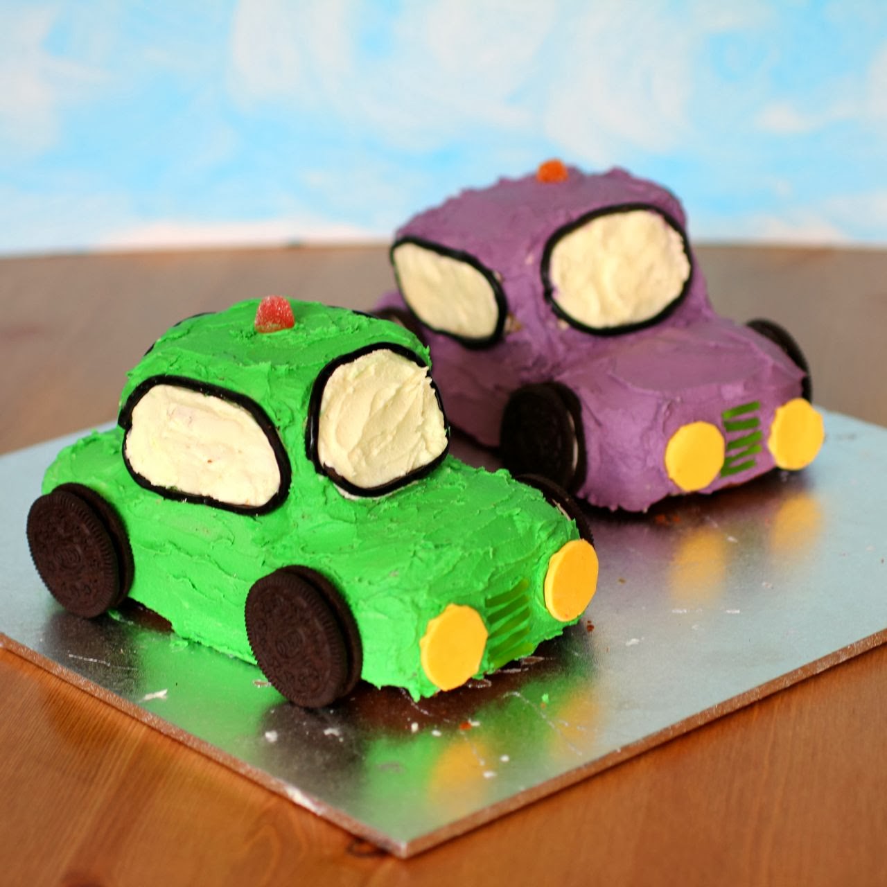 Green Gourmet Giraffe Dashing Car Birthday Cakes