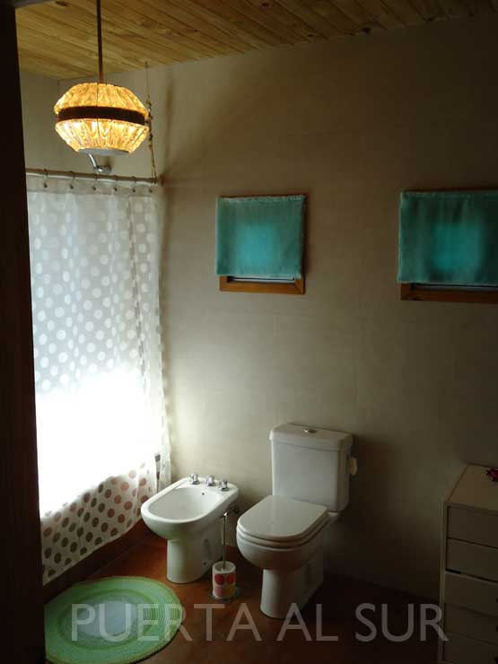 Puerta al sur: alfombras coloridas en el baño y en el toilette...