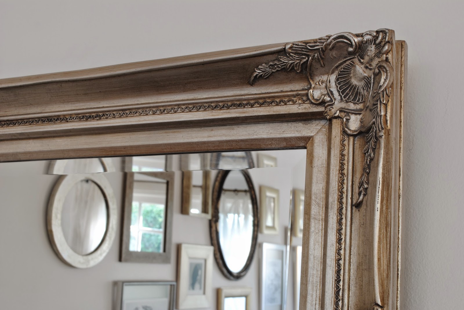 Paz Montealegre | Decoración: Espejos ovalados y alargado en plata