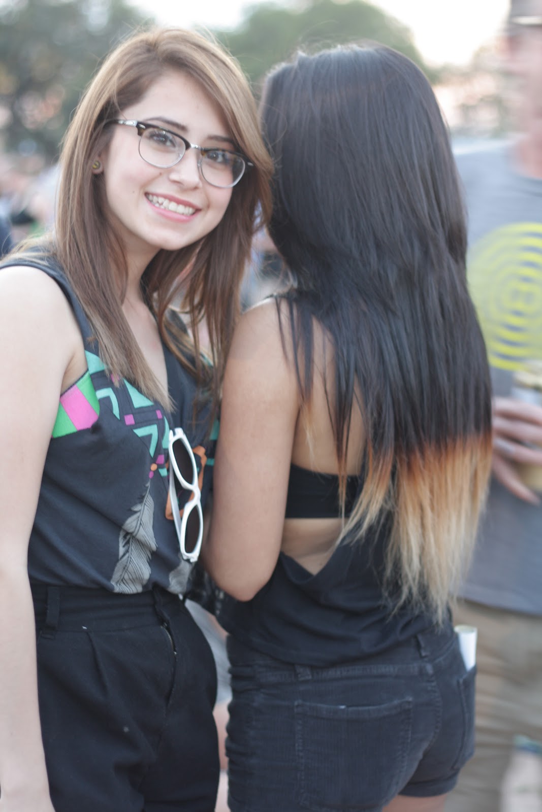 two girls, one with bleach dipped hair, at sxsw