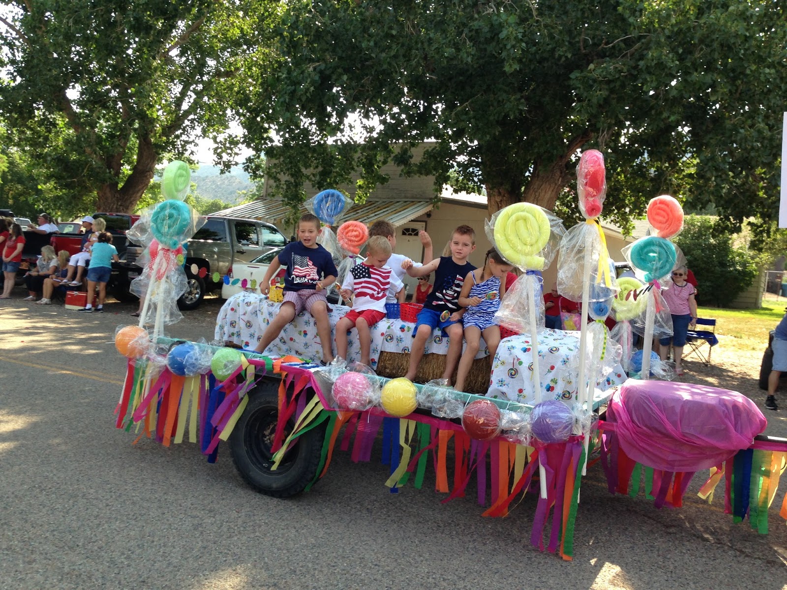 Larcie Bird Parade Floats are SWEET {giant candy}