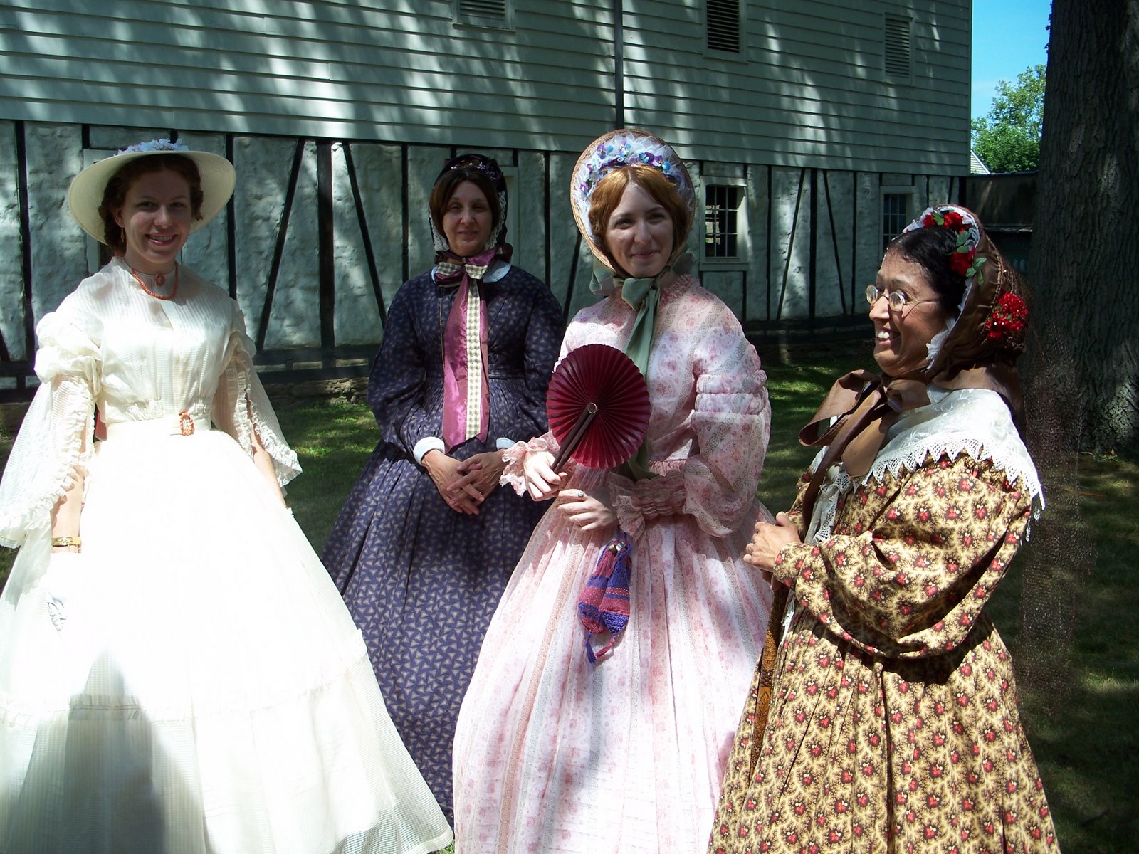 Couture Historique Old Economy Village